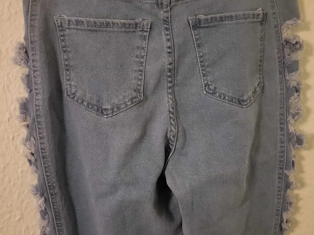 Billede 10 - Mellemblå Cowboybukser Med Huller I Siden 