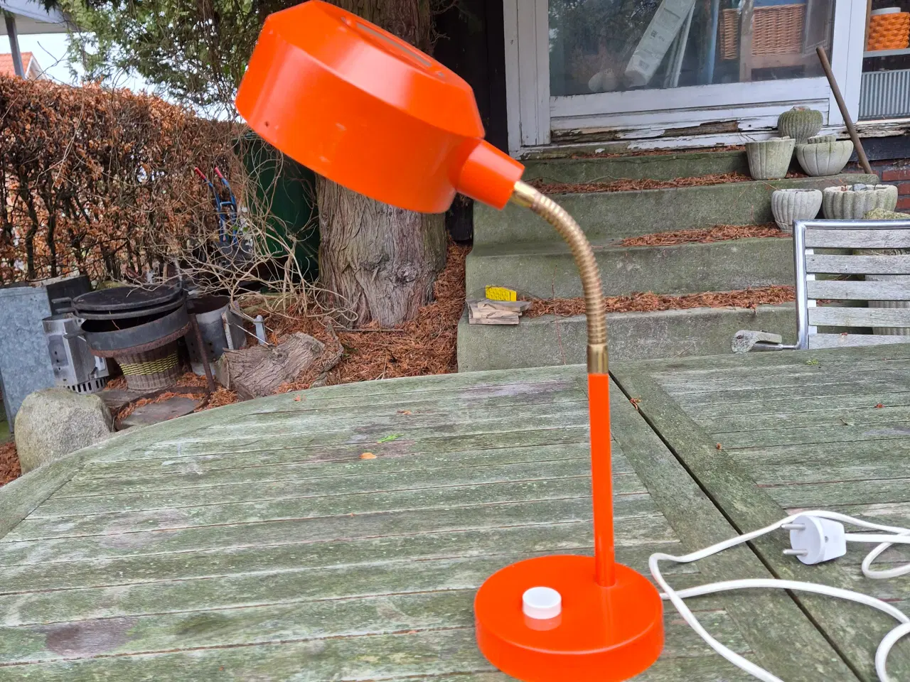 Billede 2 - Orange bordlampe i svensk design