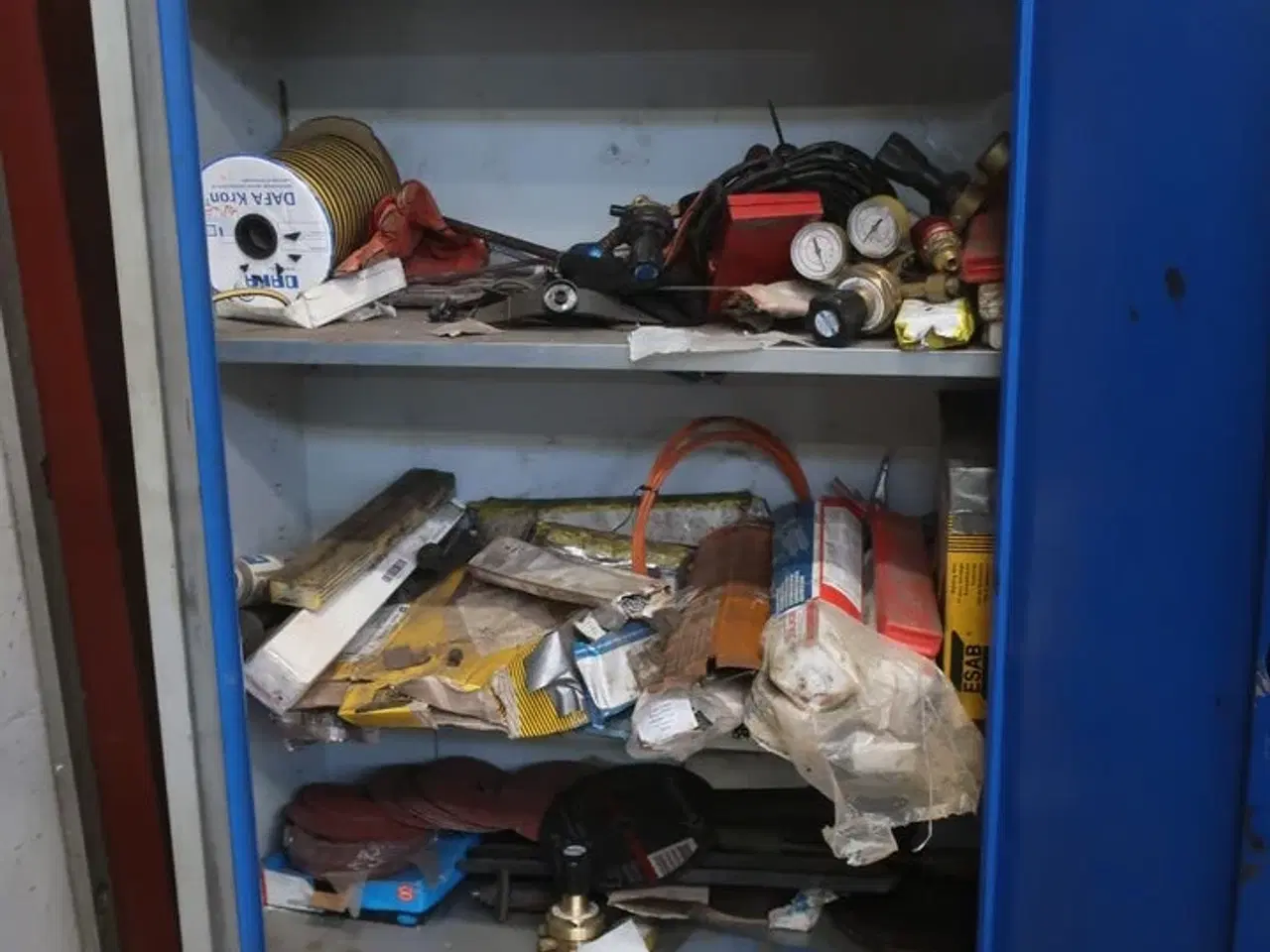 Billede 2 - Stålskab med indhold