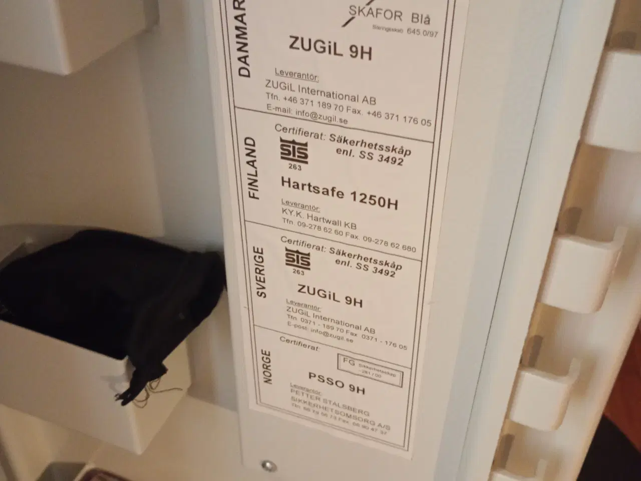 Billede 5 - Stort våbenskab 2 nøgler til 9 våben