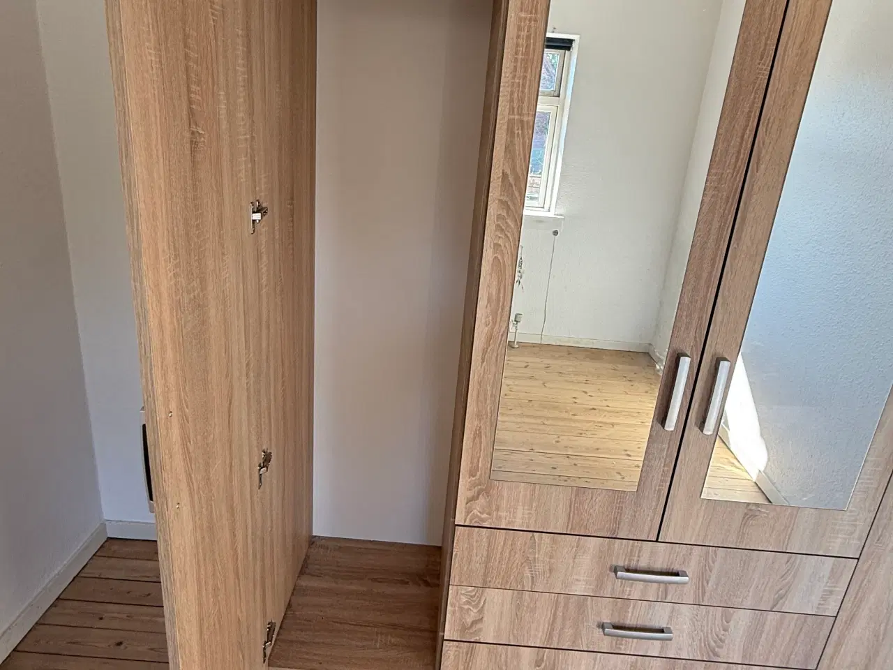 Billede 2 - Nyt Vellerup garderobeskab fra Jysk