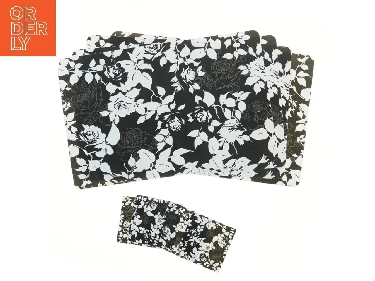 Billede 1 - Sæt af bordskånere og coasters (str. 4 stk 43,5x28 cm 4 stk 10x10 cm)