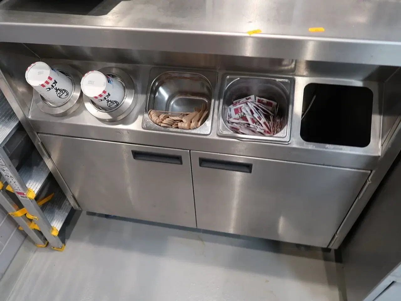 Billede 1 - Rustfri stålbord med indhold (2 stk. maskiner medfølger ikke)