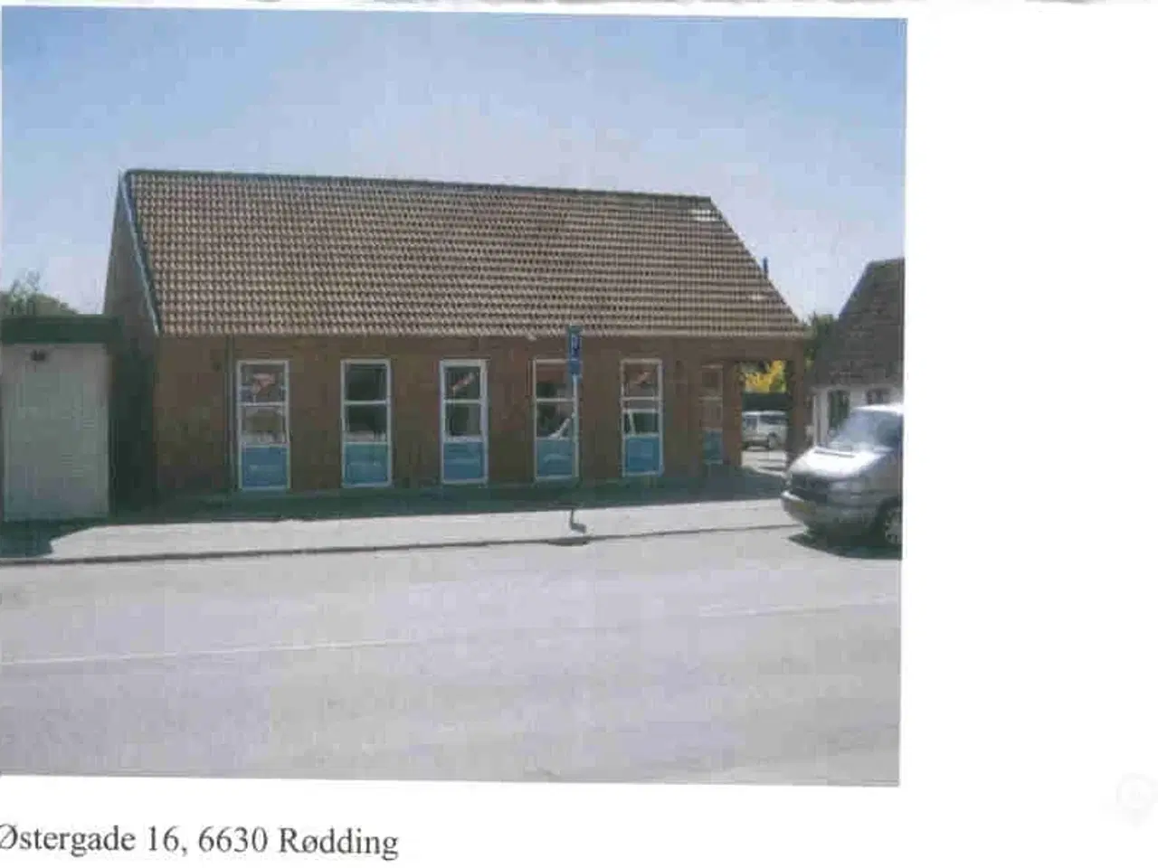 Billede 1 - Nyere bygning i 1 plan ud til hovedgaden Kontor/butik/ e.l.