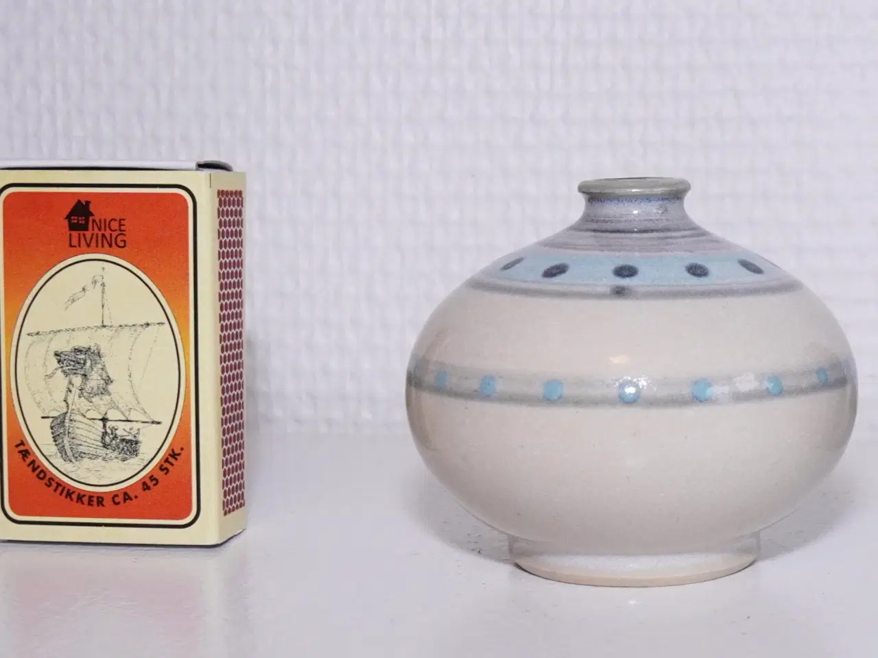 Billede 2 - Miniature vase i stentøj - Signeret