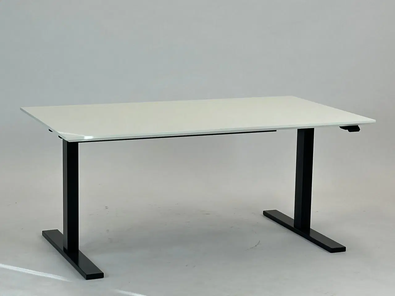 Billede 1 - Hæve-/sænkebord 140x80 (m. faset kant) - Linak