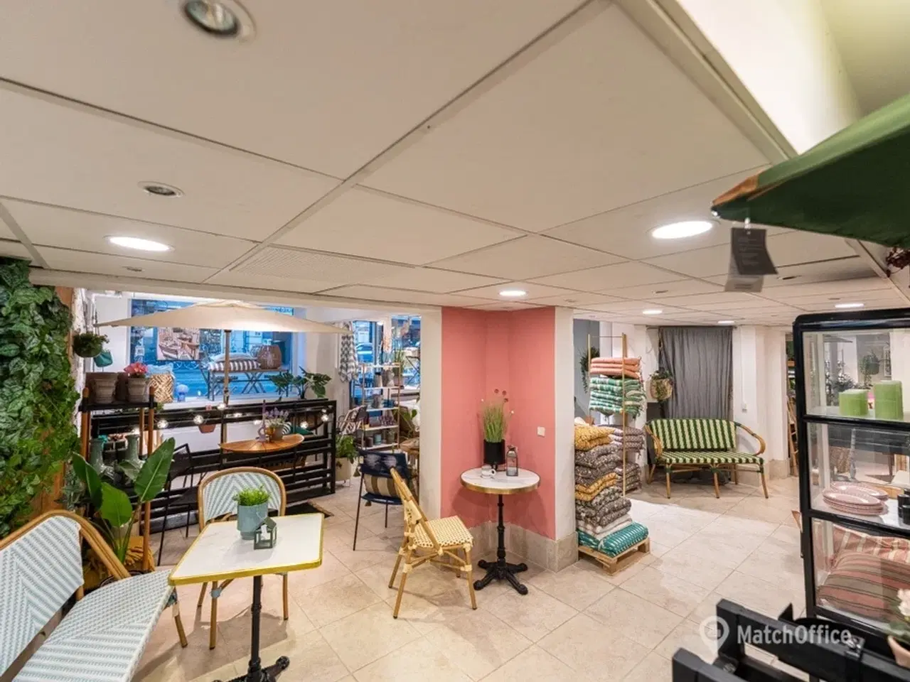 Billede 8 - SÆLGES: Velholdt og synlig erhvervsandel i høj kælder – med bred facade mod Godthåbsvej