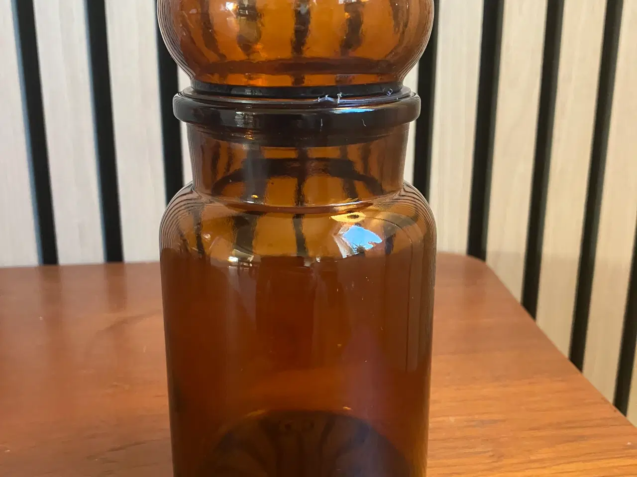 Billede 2 - Apotekerglas fra 1970'erne i brunt glas med låg.