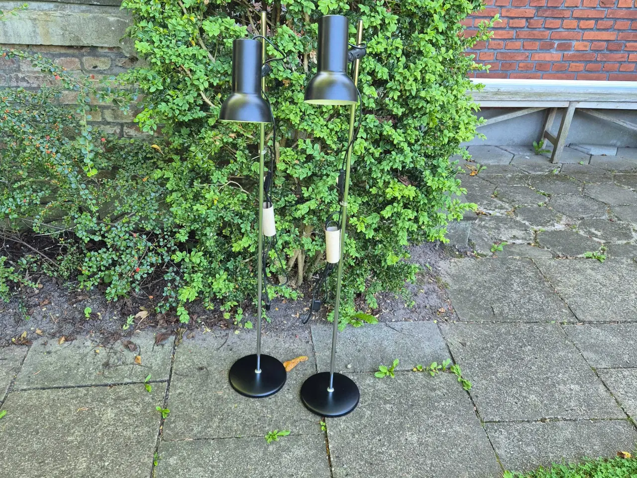 Billede 2 - To ens retrogulvlamper i sort