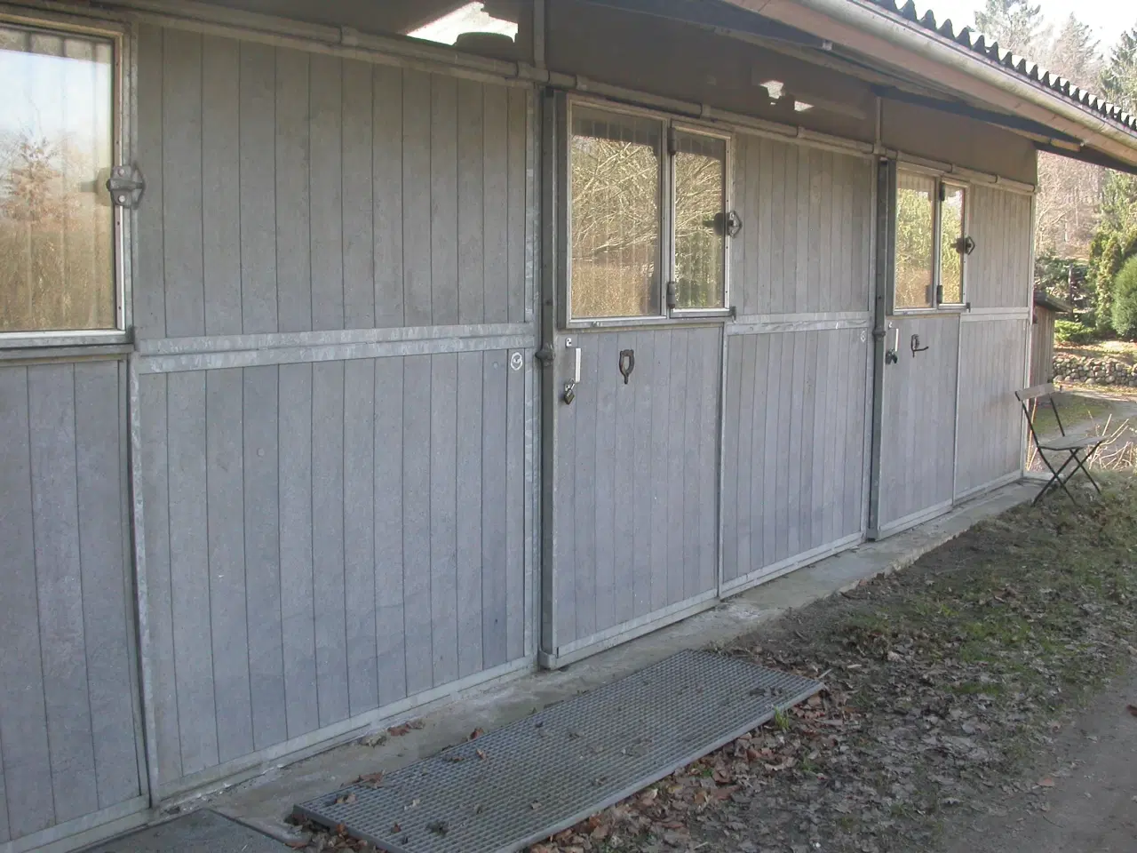 Billede 1 - ude hestebokse