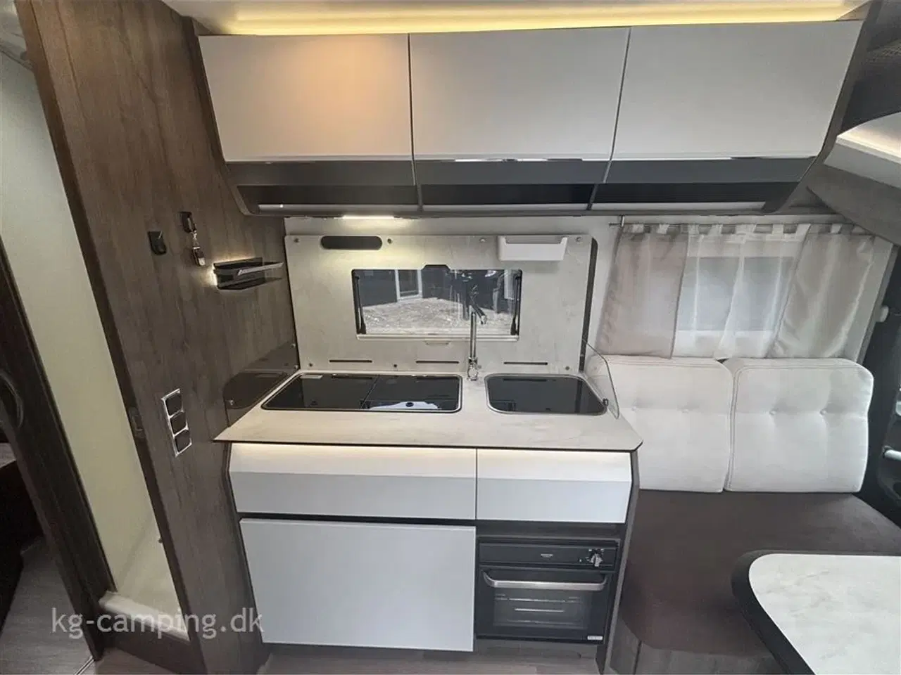 Billede 12 - 2022 - Benimar Amphitryon 998 4400 kg   Kraftfuld helintegreret autocamper med ALDE-varme og masser af komfort!