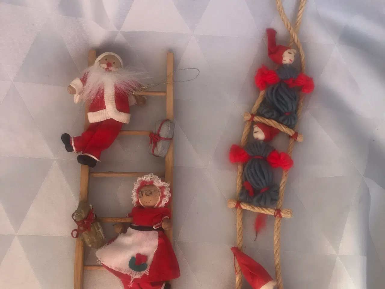 Billede 13 - 2 ældre julestiger med nisser til ophæng