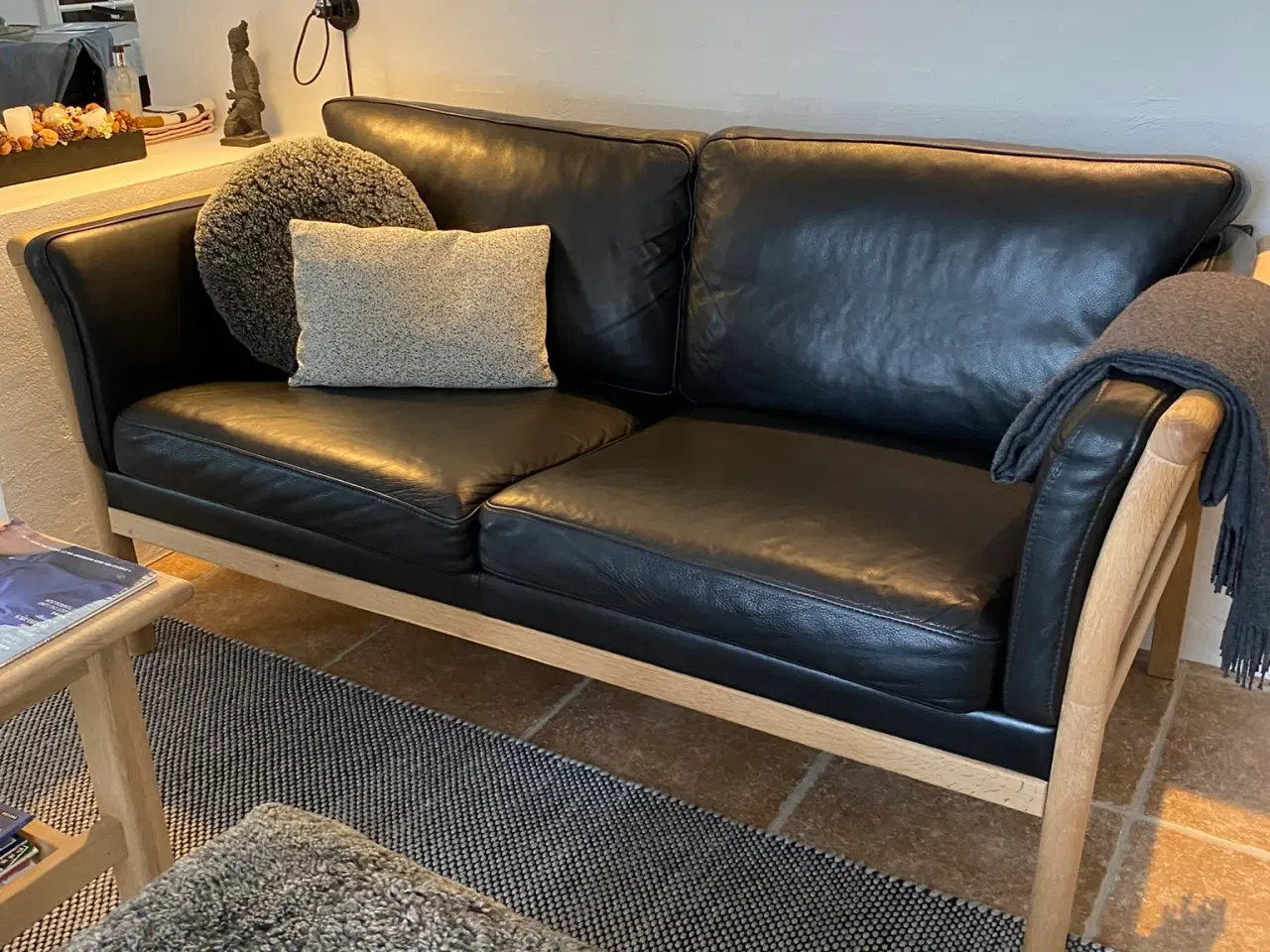 Billede 2 - Sofa Layzit - 2 1/2 pers. - sort læder - stel i eg