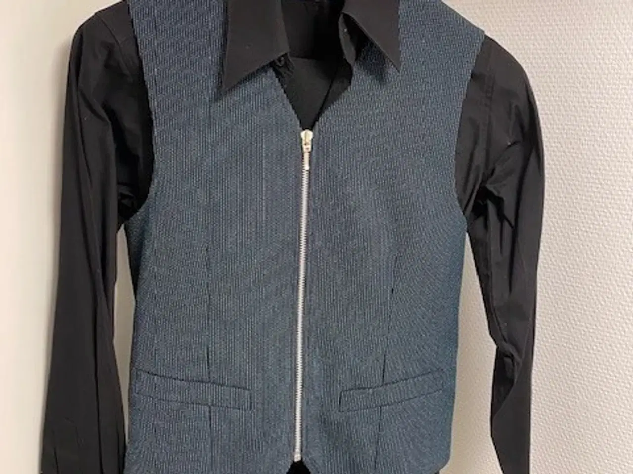 Billede 3 - Flot konfirmationssæt (S) slank model-sort/turkis