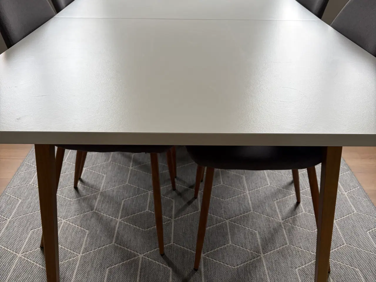 Billede 1 - Spisebord med 6 stole