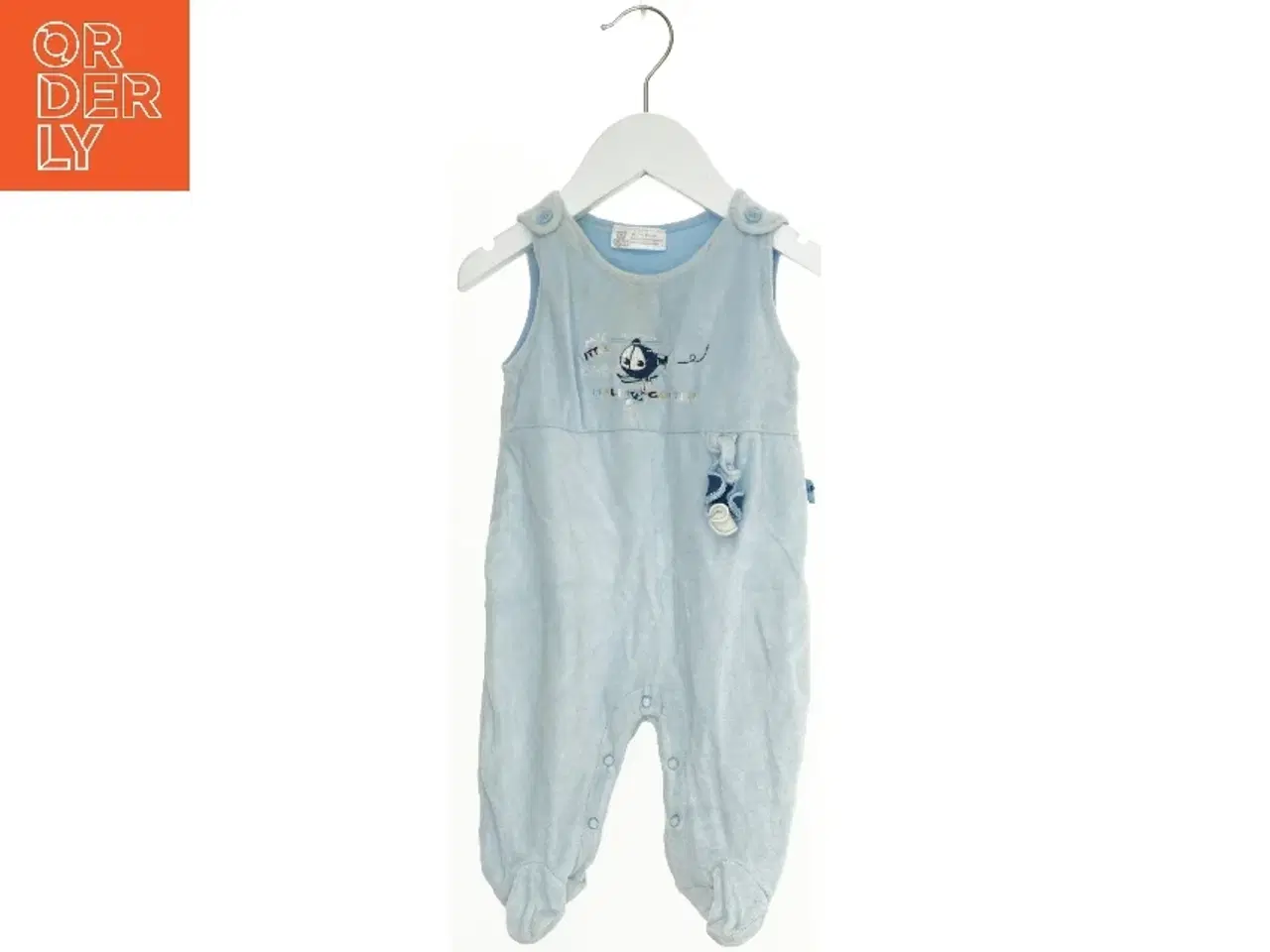 Billede 1 - Lyseblå babyheldragt med sokker (str. 62)