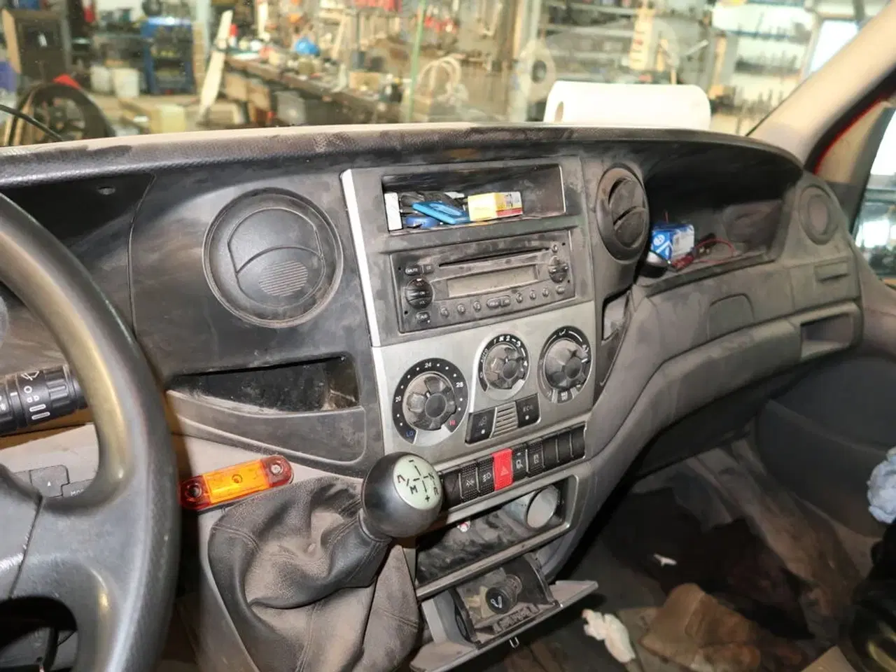 Billede 16 - Varebil IVECO 35s14av (15,6m3)eu4 (indhold bag i bilen medfølger ikke)