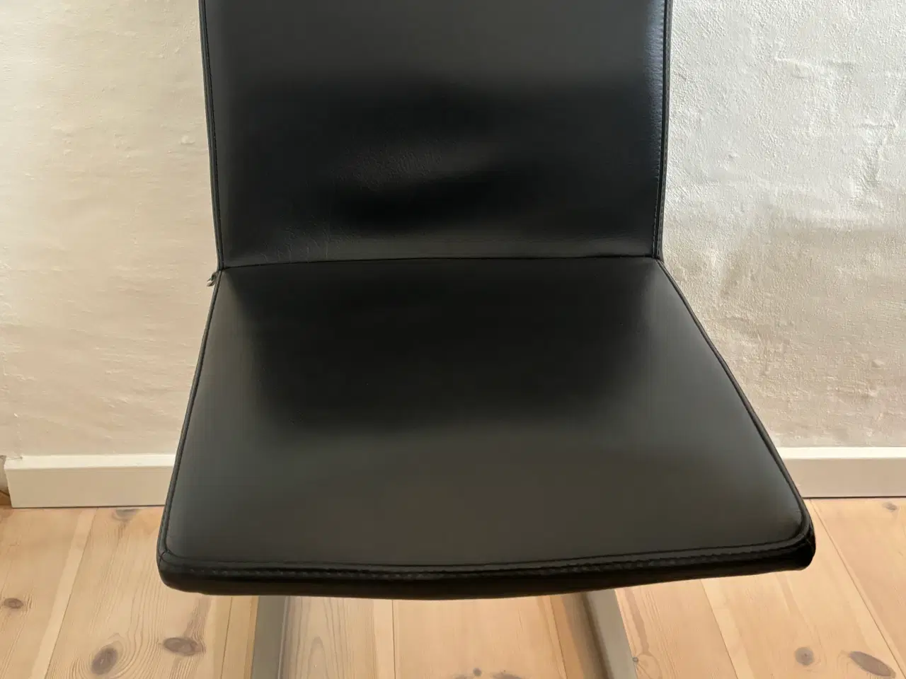 Billede 2 - Spisebordsstole. 8 stk. i læder fra BoConcept.