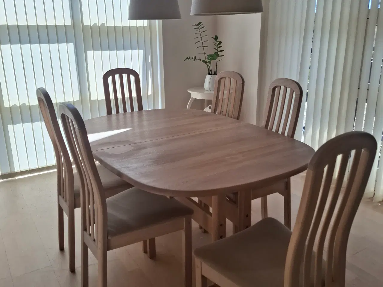 Billede 1 - Spisebord med 6 stole i massivt egetræ