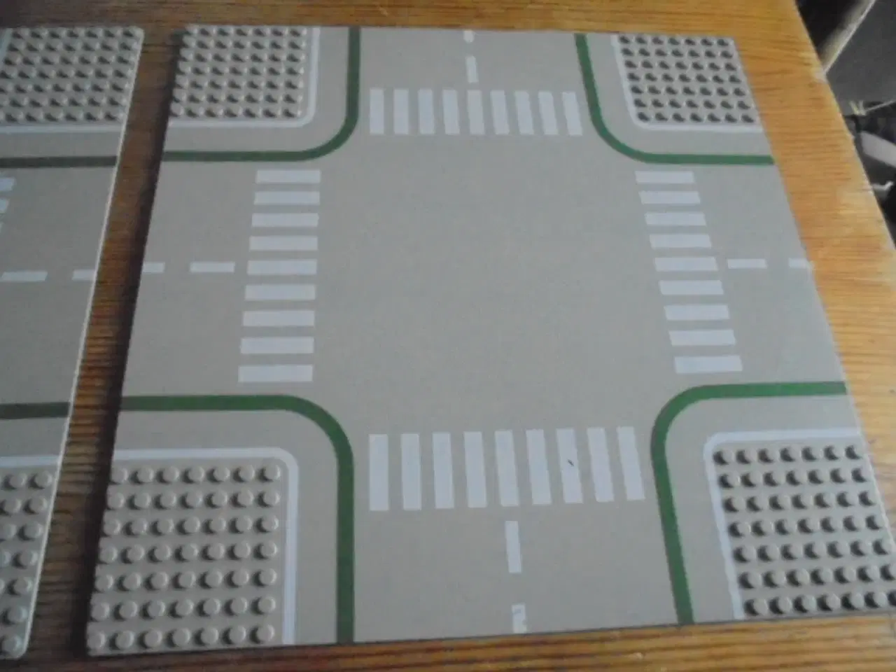 Billede 1 - LEGO: 2 plader med vejkryds – se fotos  