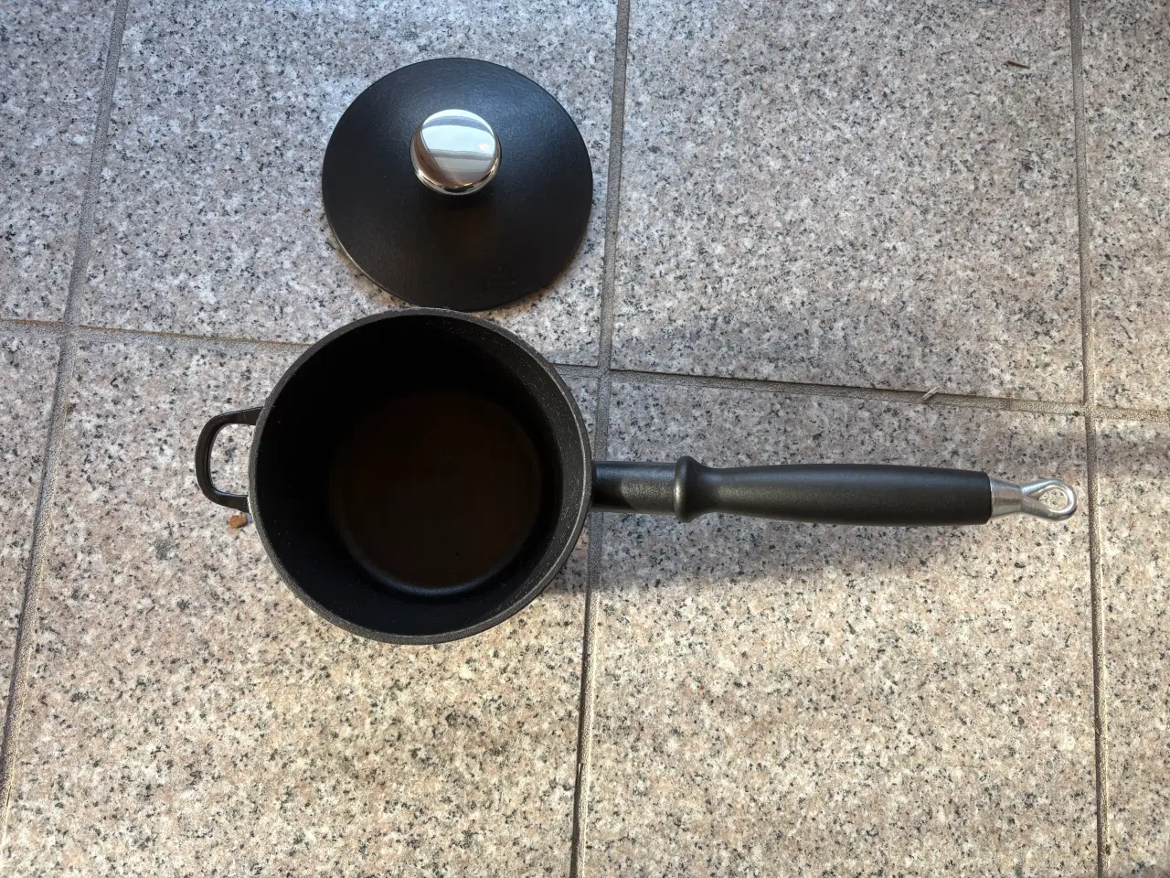 Billede 2 - Fin sort støbejerns kasserolle m. Støbejernslåg