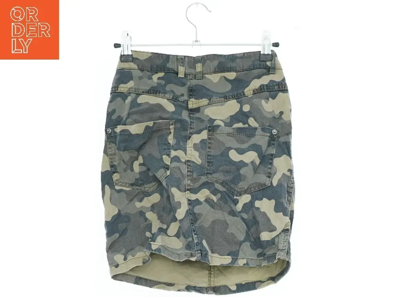 Billede 2 - Camouflage nederdel med lynlåslommer fra Fb Sister (str. S)