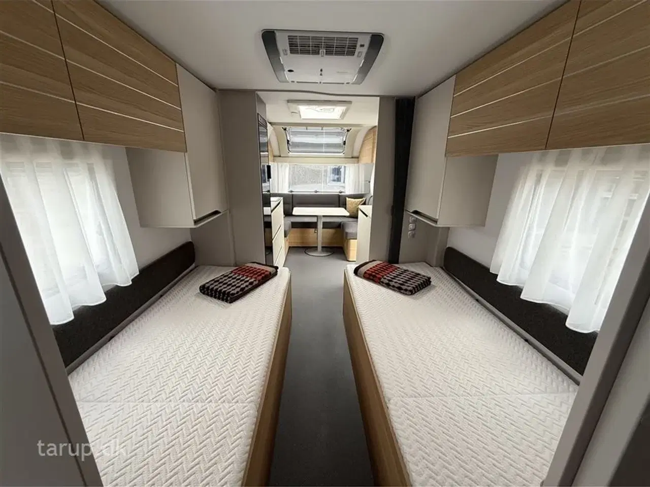 Billede 16 - 2024 - Adria Adora 572 UT Selected Edition   Enkeltsenge, rundsiddegruppe, stort badeværelse, Alde centralvarme, aircondition og Smart Box gaskassesystem, El-gulvvarme