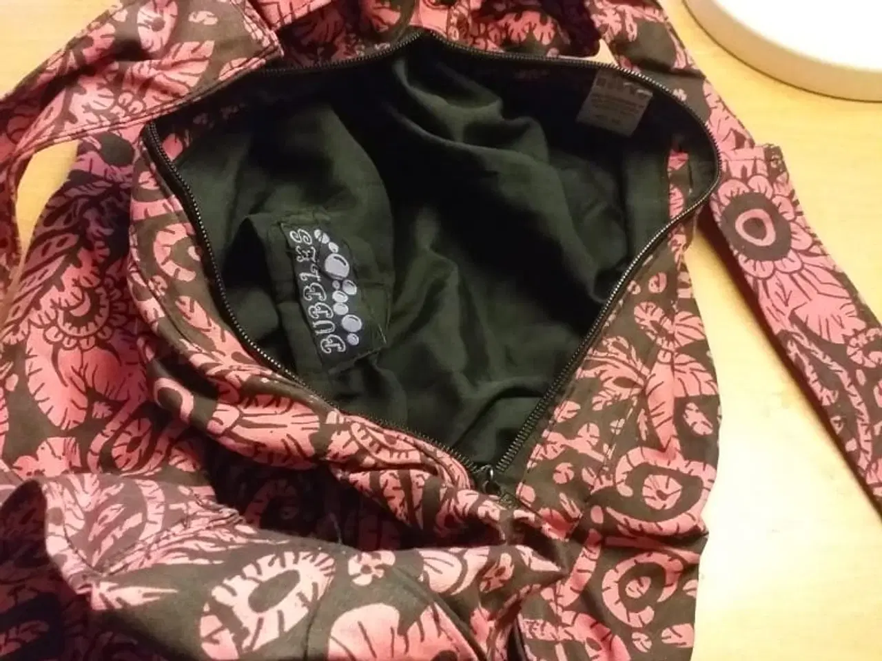 Billede 1 - taske med lynlås og indeholder en lomme hel ny