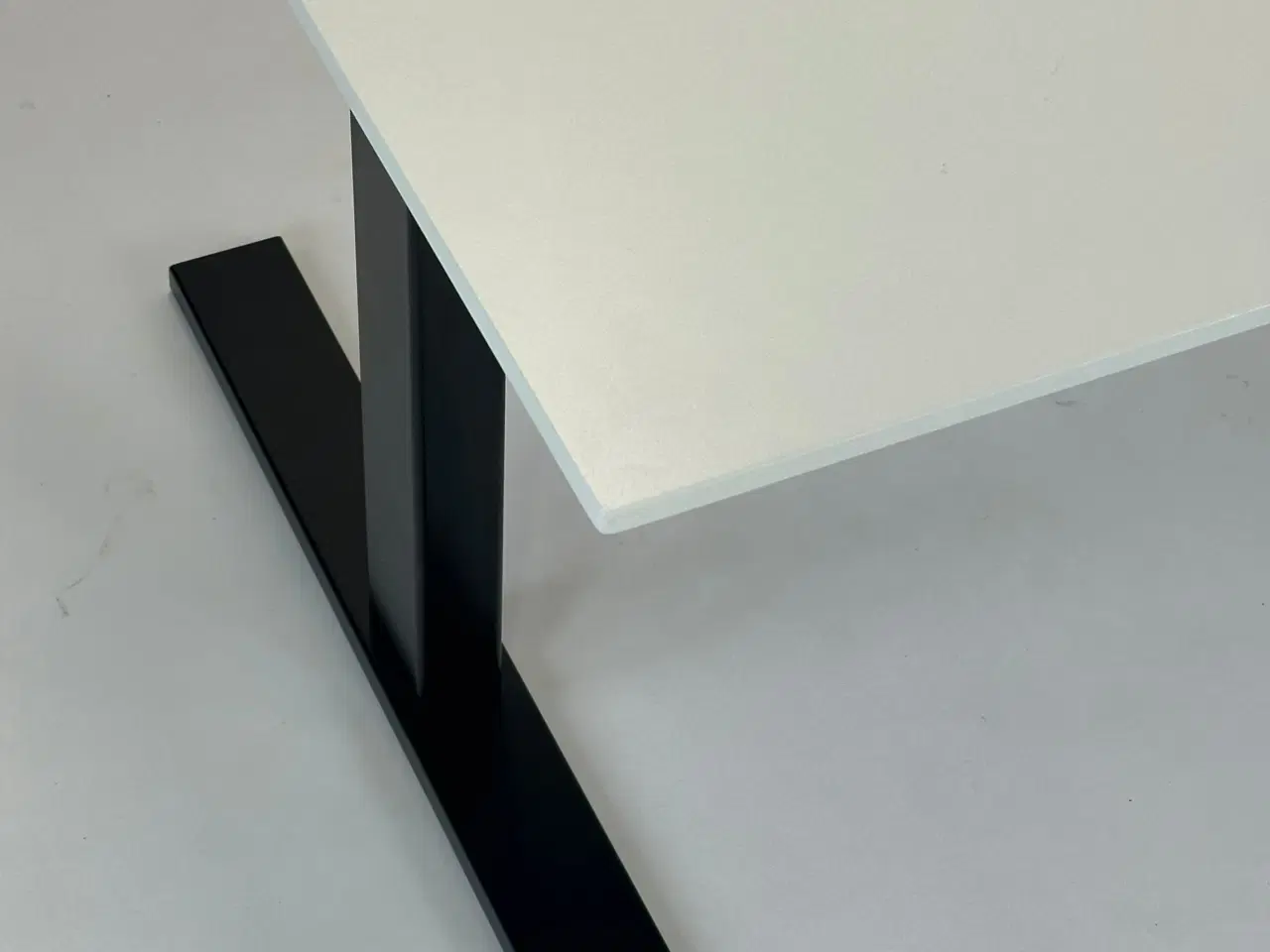 Billede 3 - Hæve-/sænkebord 140x80 (m. faset kant & flex) - Linak