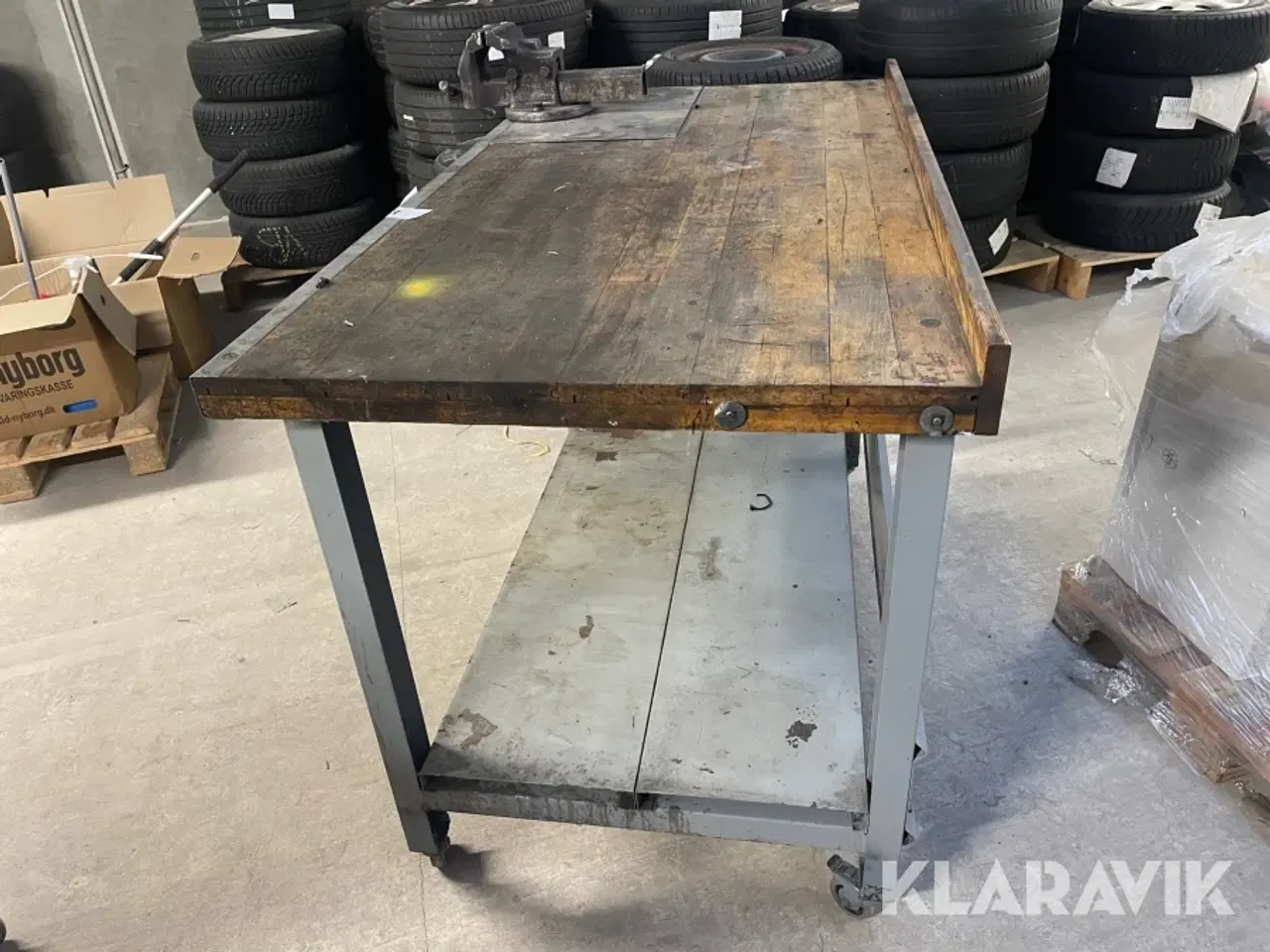 Billede 4 - Arbejdsbord på hjul med skruestik