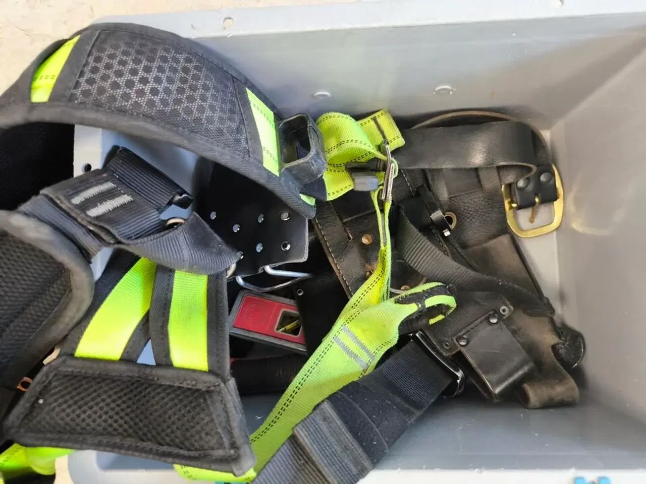 Billede 2 - Kasse m. sikringsgrej samt div.