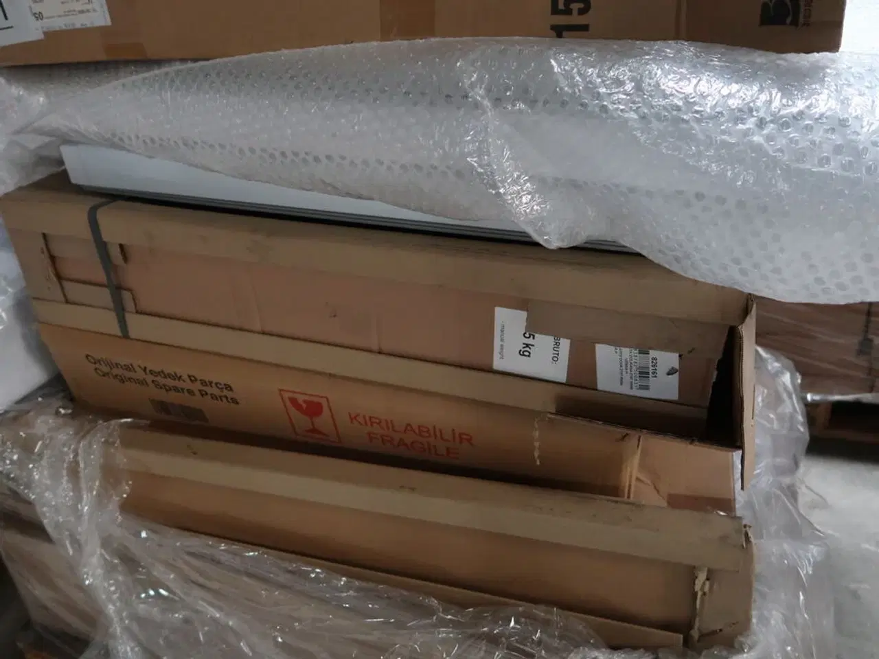 Billede 4 - Palle med div. Reservedele bl.a. køleskabsdøre m.m.