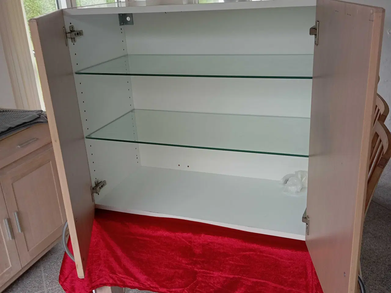 Billede 4 - Ikea overskab med låge i lys eg med glas hylder 