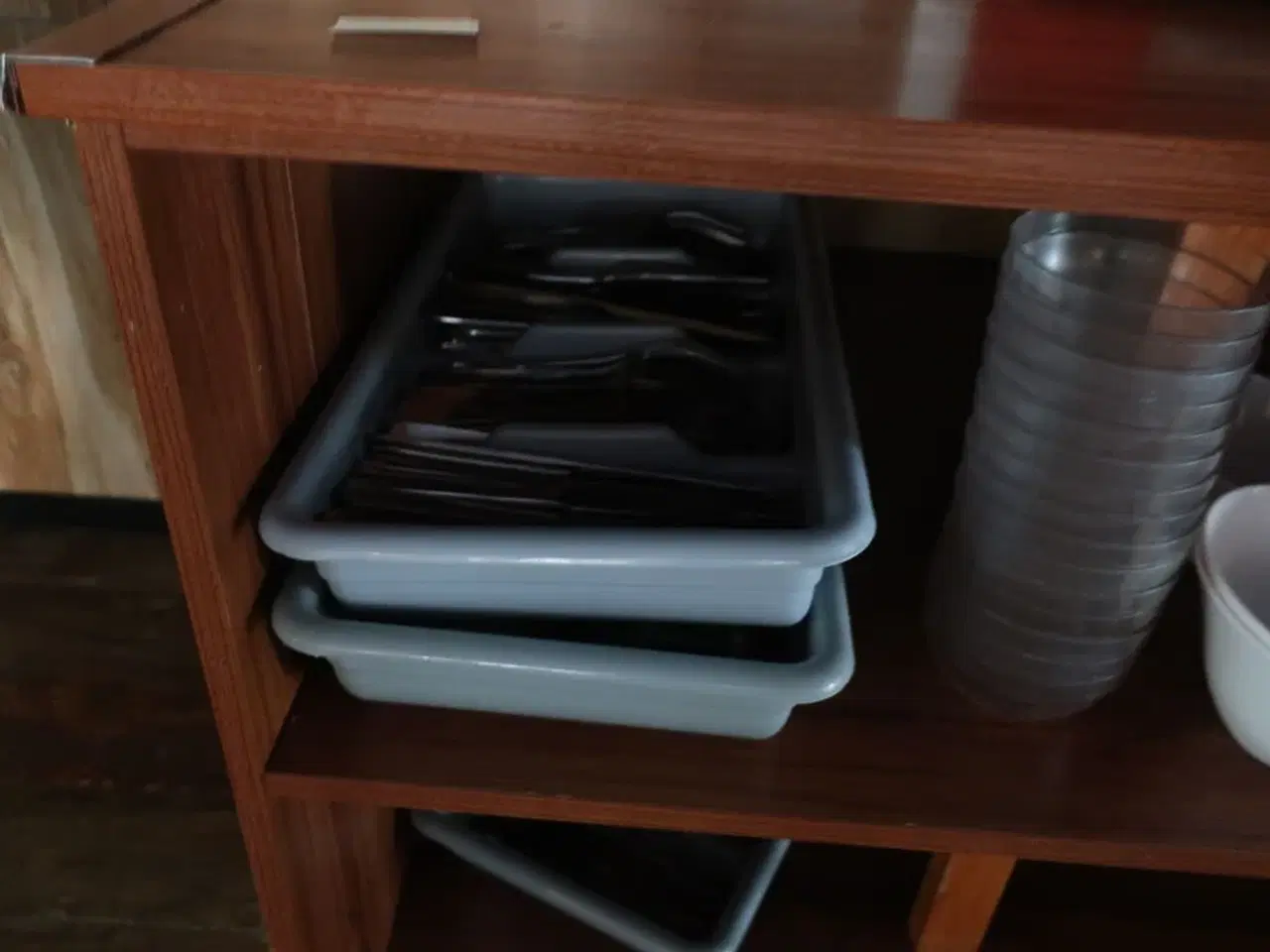 Billede 4 - Bord med indhold