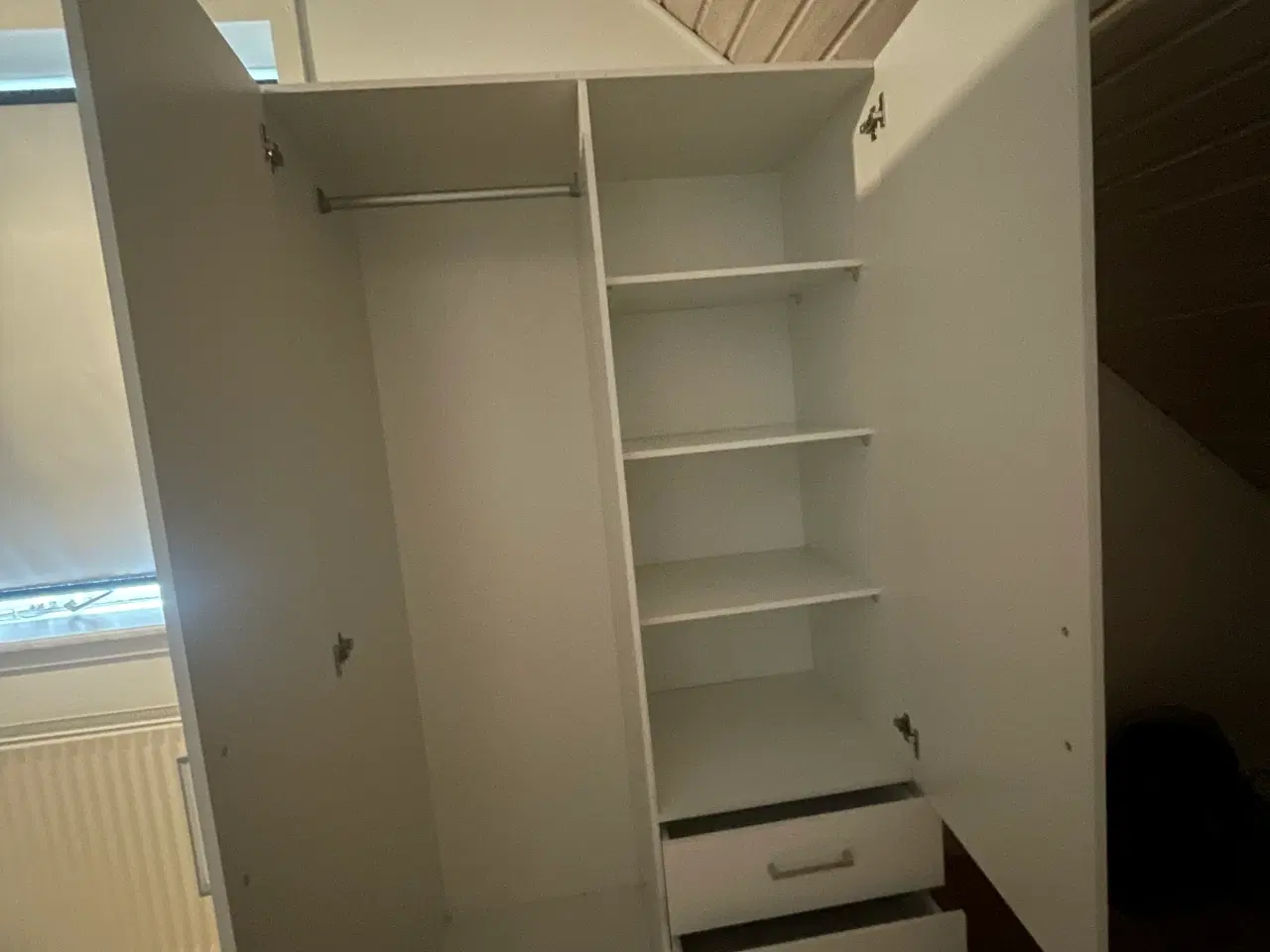 Billede 2 - Garderobe skab - pæn og velholdt.