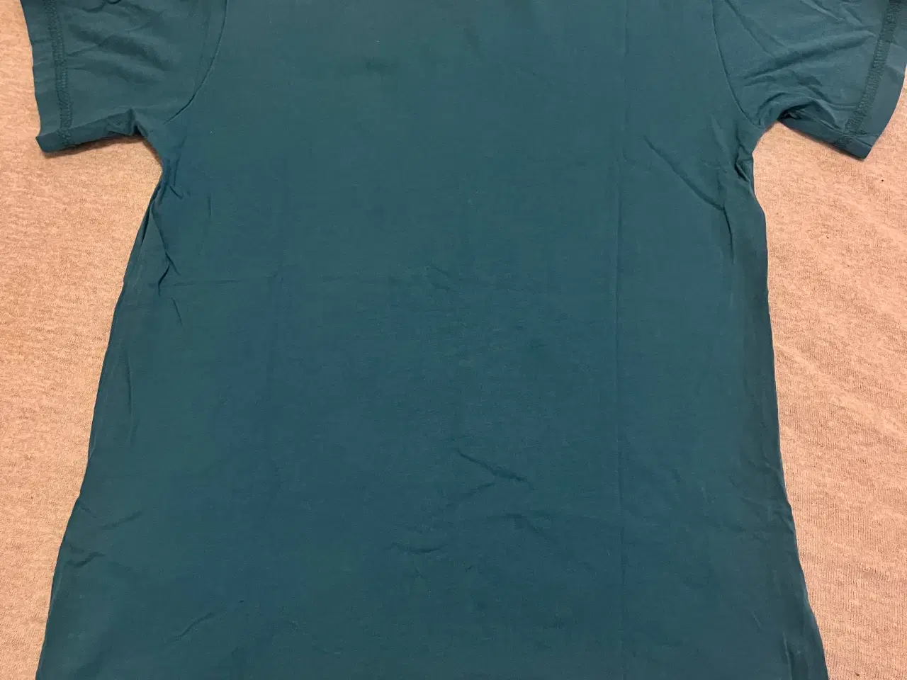 Billede 2 - T-shirt fra Hummel.