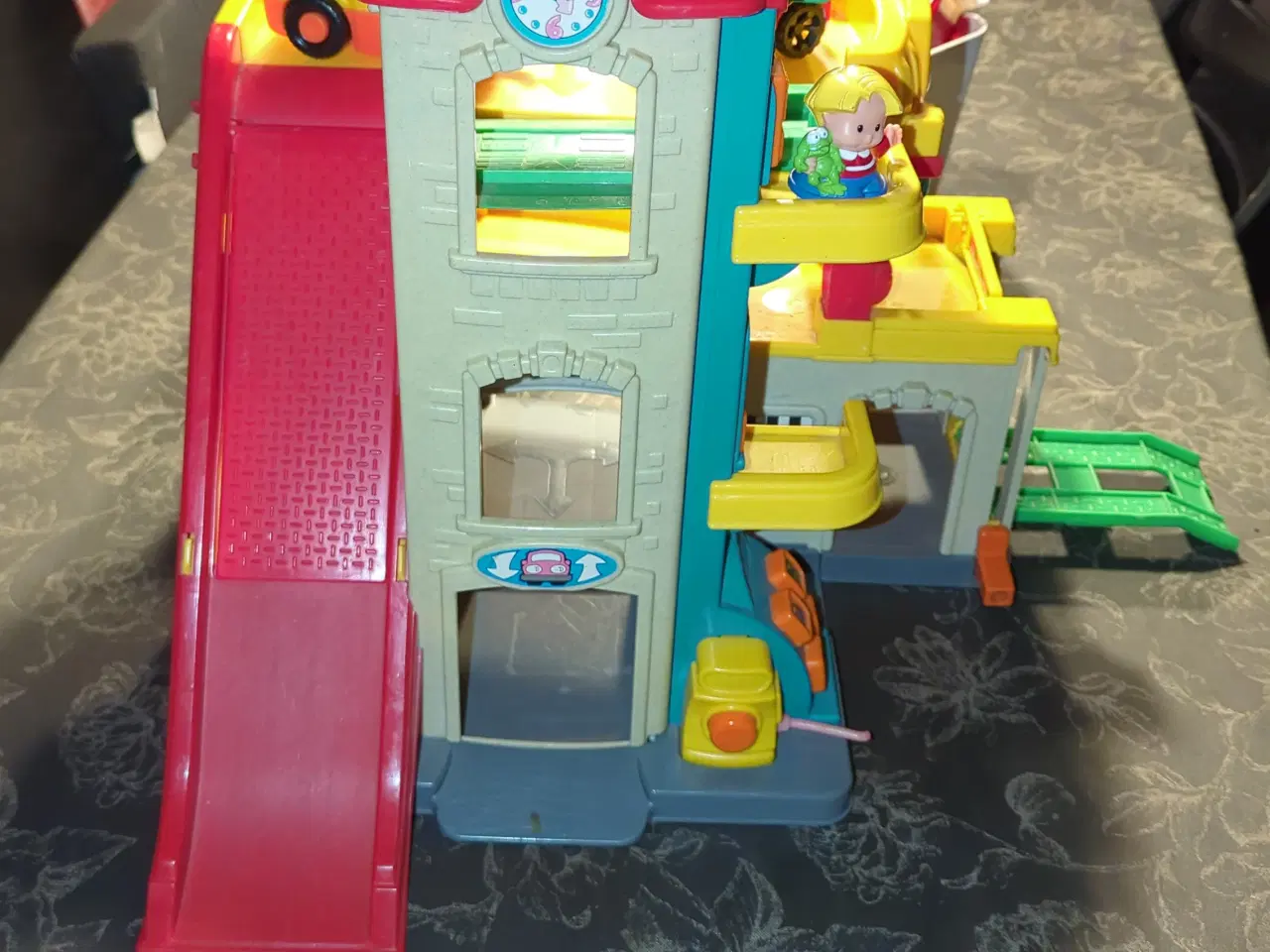 Billede 3 - fisher price bilgarage + biler