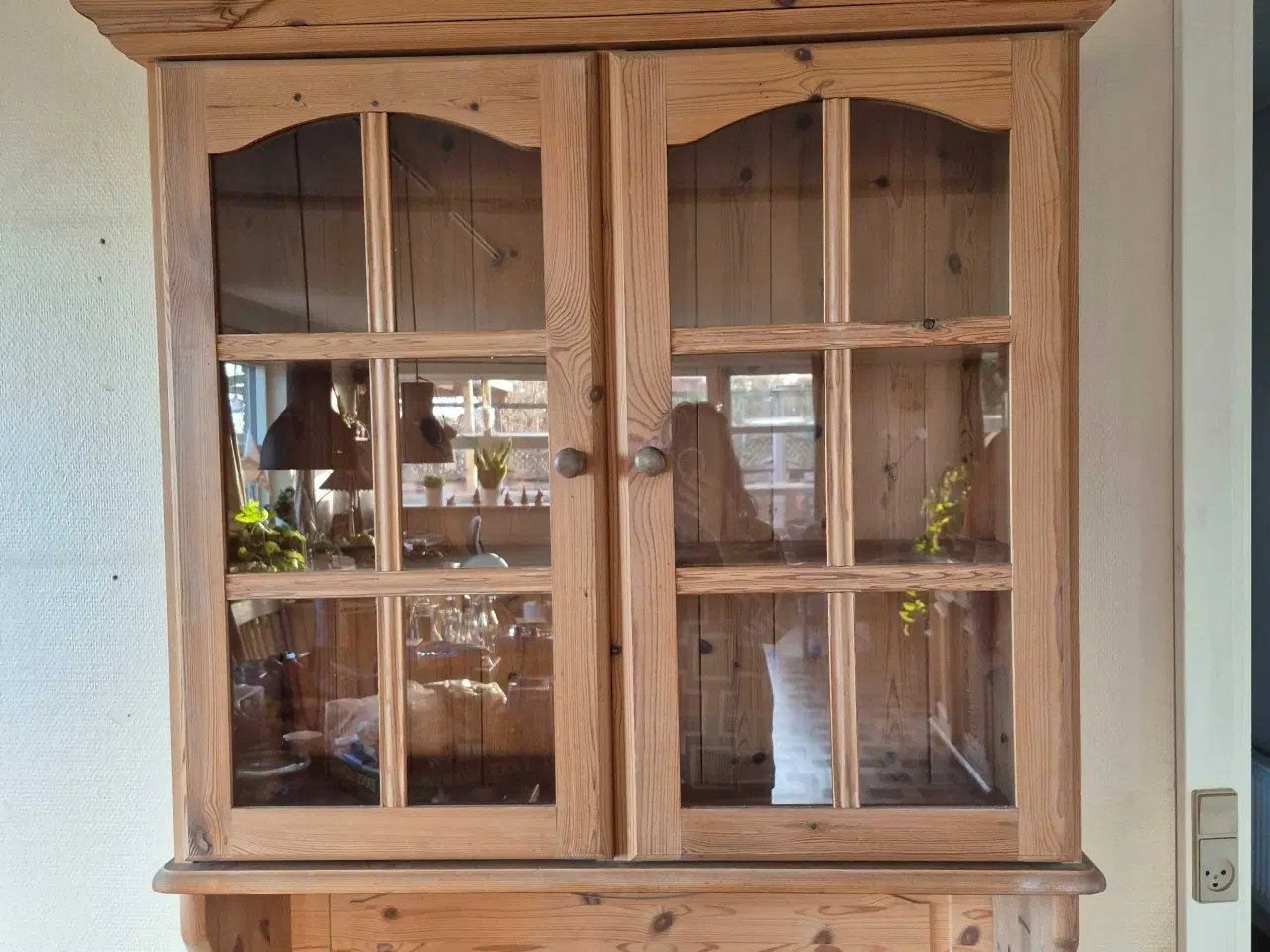 Billede 1 - Vitrineskab i fyrtræ 