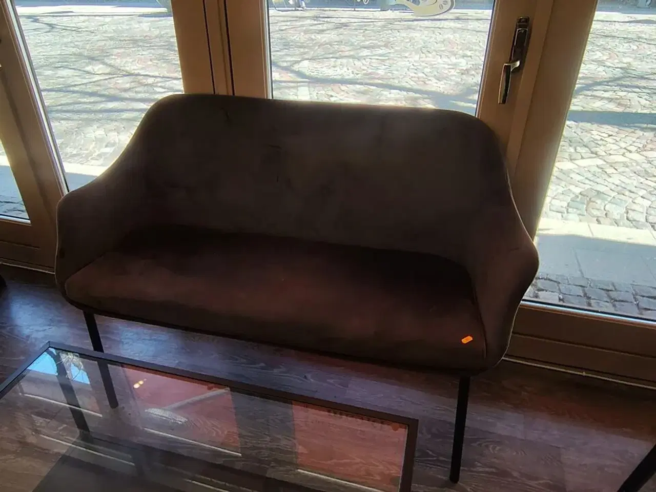 Billede 2 - Bord, sofa og to stole