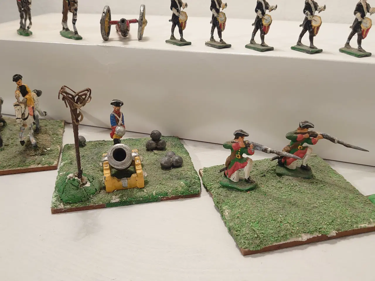 Billede 5 - Tinsoldater: 8 stk løse, kanon og 5 dioramaer.