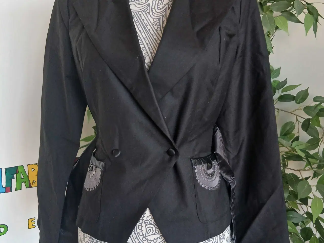 Billede 1 - Jakke. Hawaleschka. Small/36