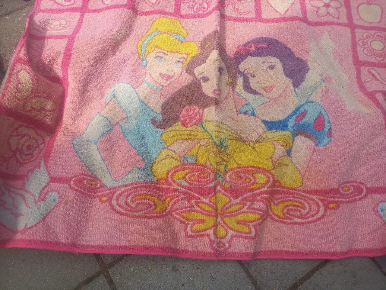 Billede 1 - Pink  -lysserødt  stort  .gulv tæppe med Disney  m