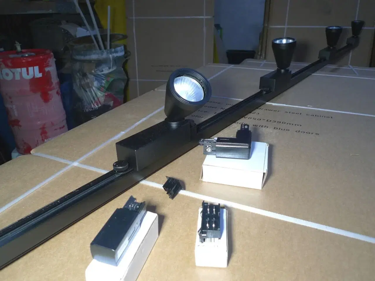 Billede 1 - 230V lysskinne 300cm sort m/4 stk. lamper + monteringstilbehør