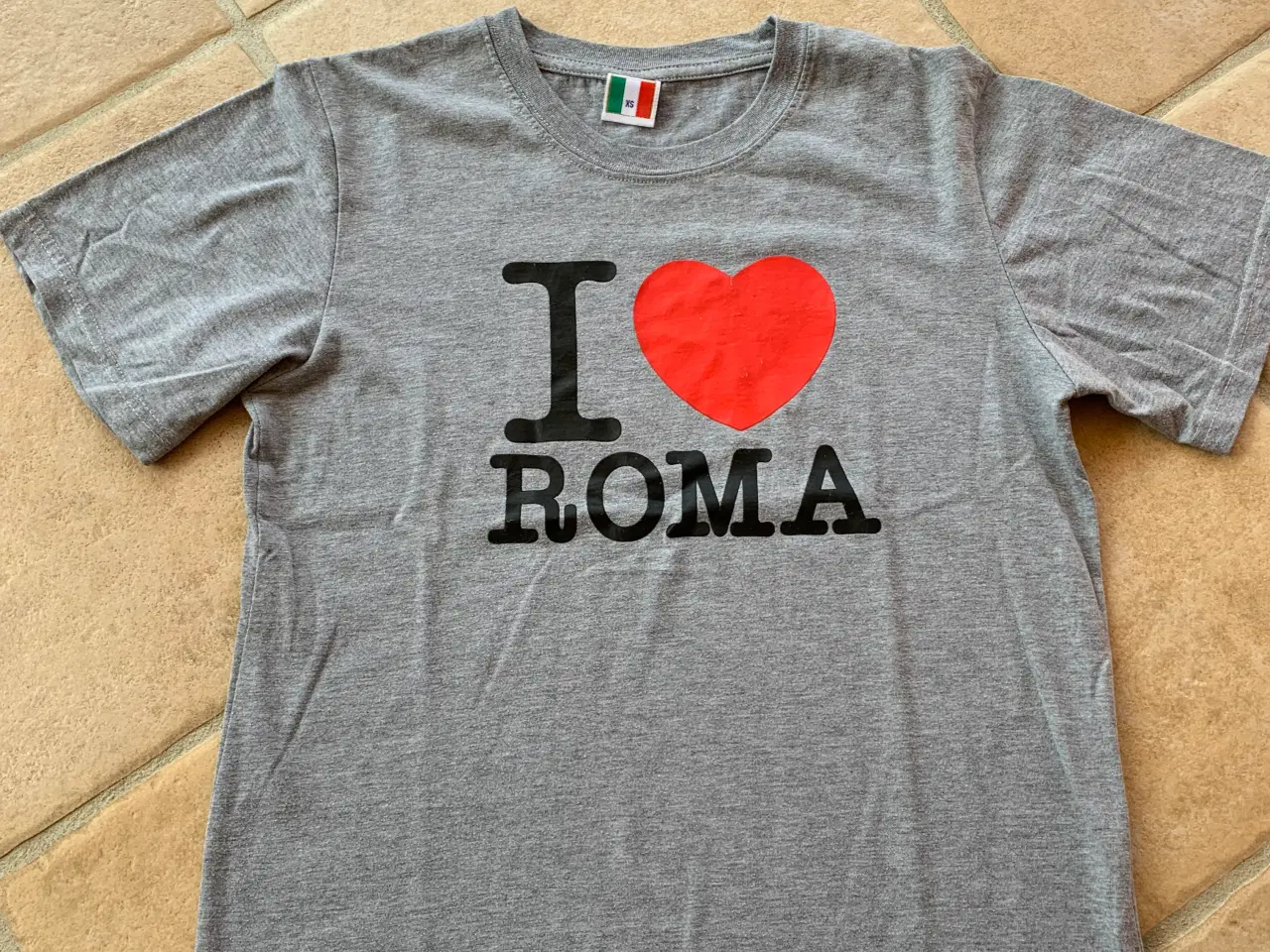 Billede 1 - T-shirt grå med tryk I love Roma str.xs
