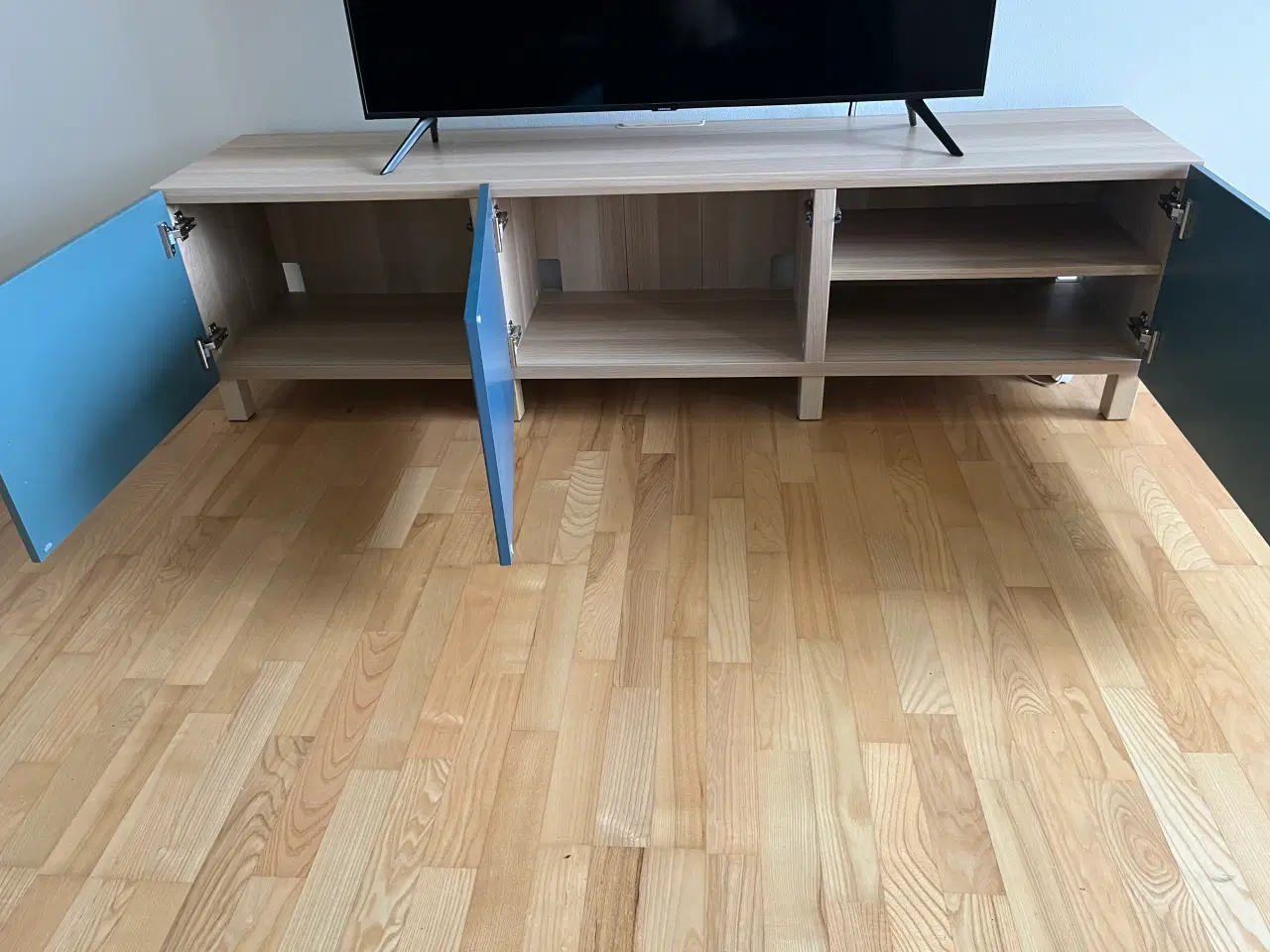 Billede 2 - TV bord med 3 låger