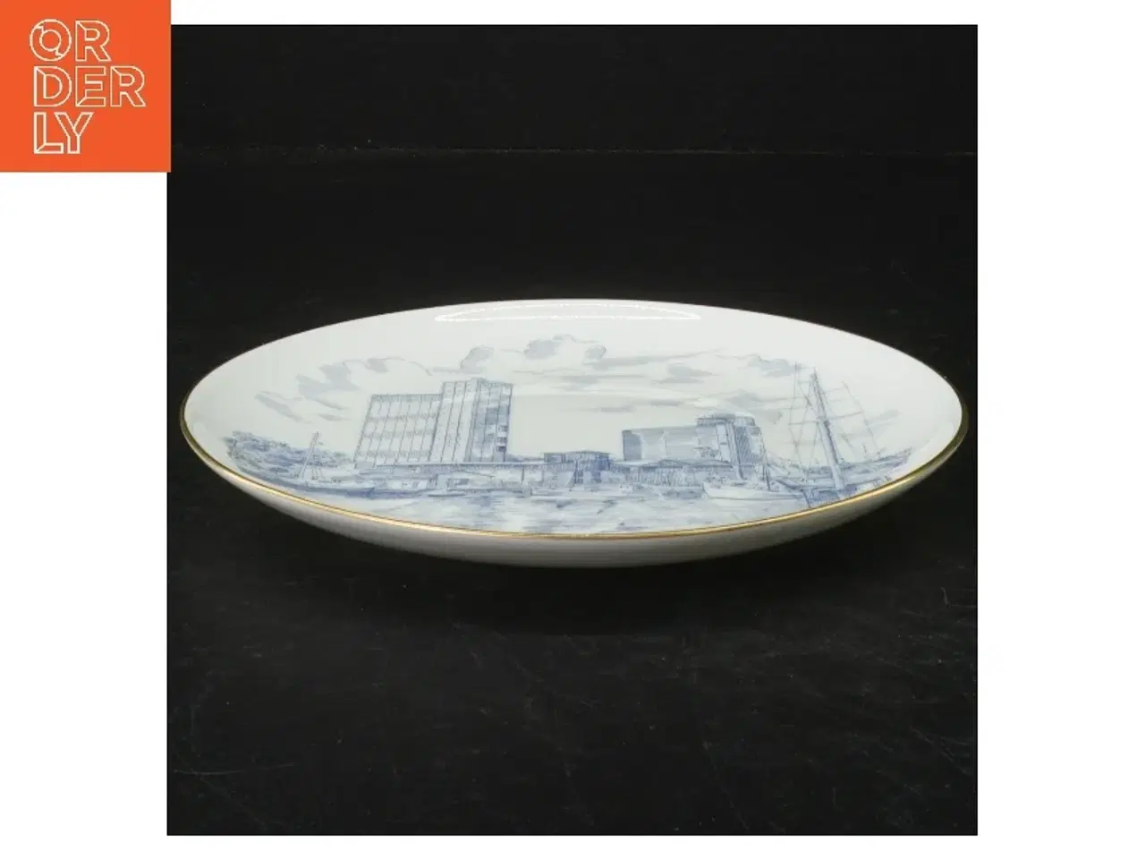 Billede 2 - Blåmalet tallerken med guld kant og bymotiv, Stubbekøbing fra B&G (str. Ø. 18 cm)