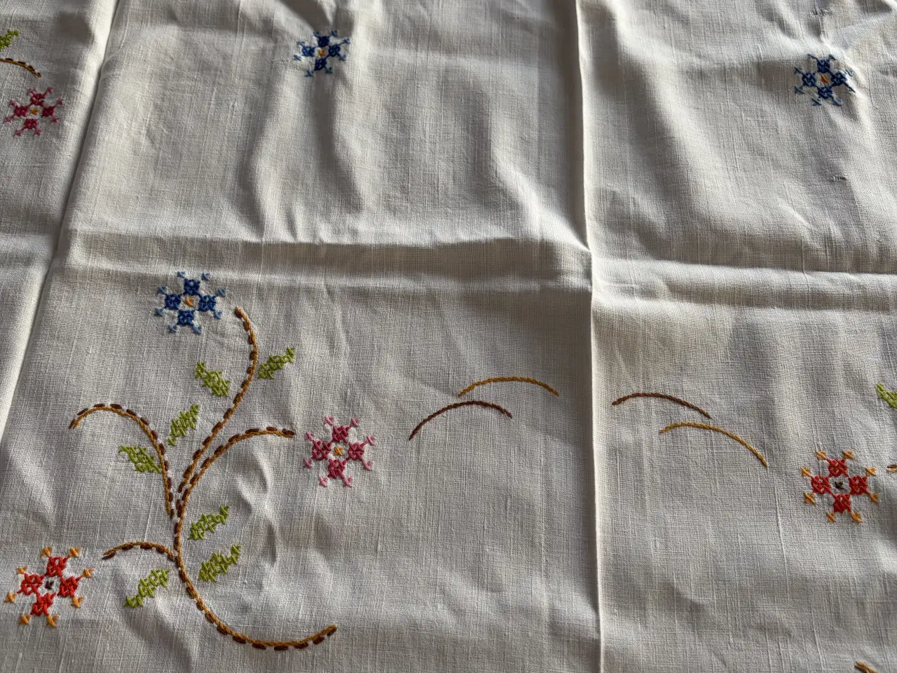 Billede 4 - Hånd broderet dug