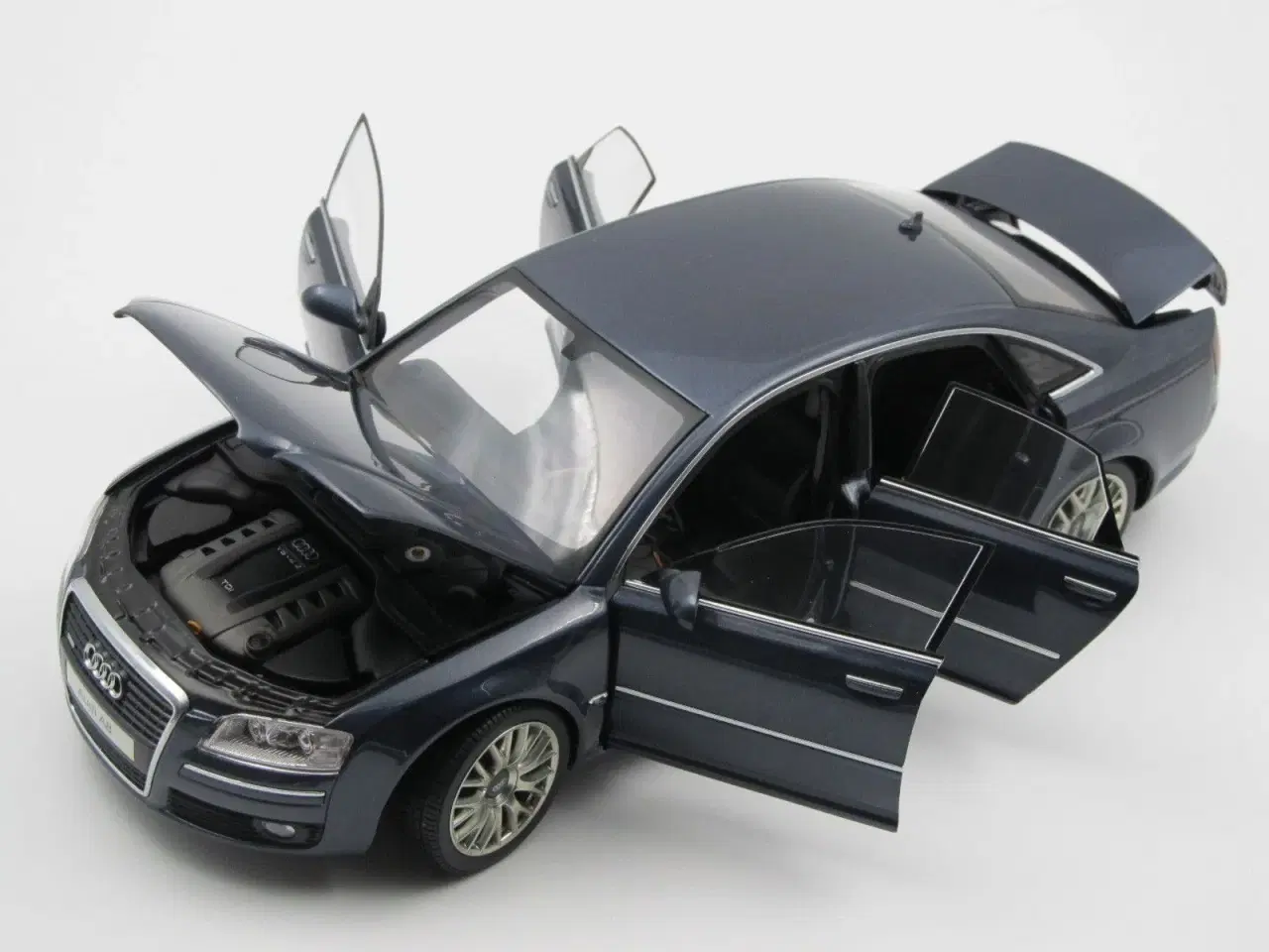 Billede 4 - 2006 Audi A8 4,2 TDI 1:18  Super sjælden model 