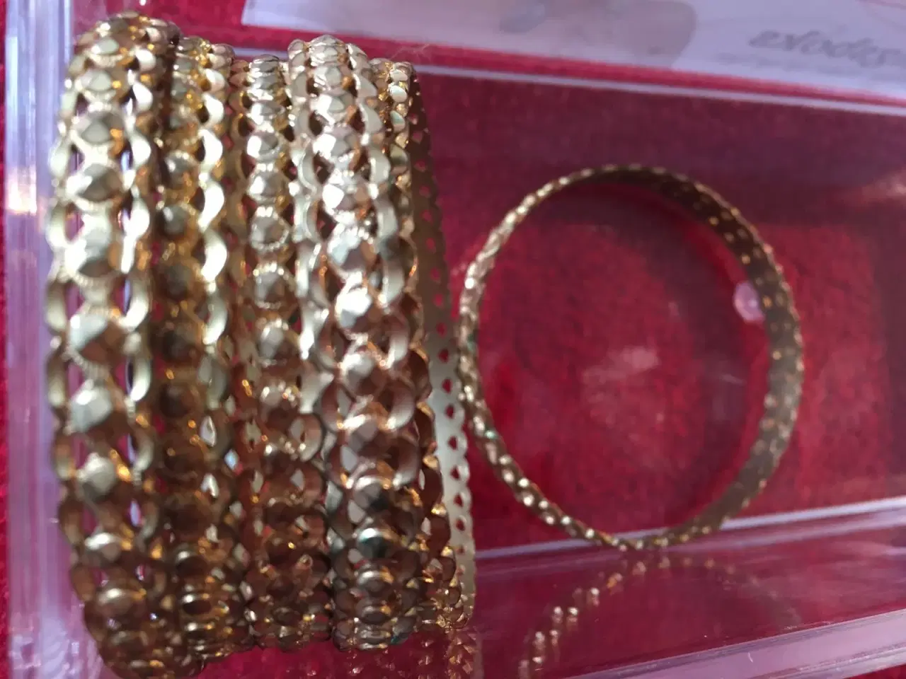 Billede 4 - Guldfarvet armbånd i mønstret metal