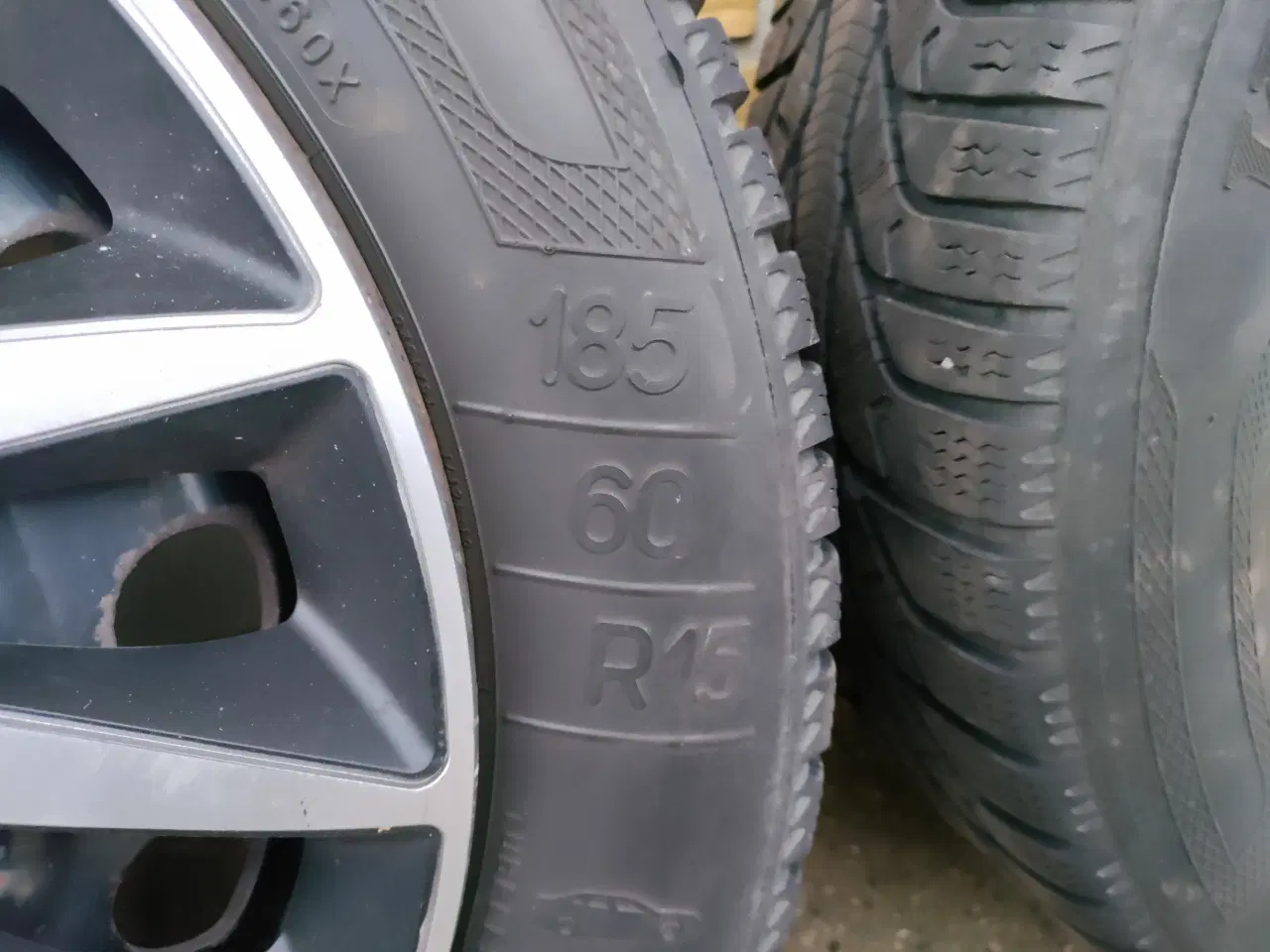 Billede 3 - Stålfælge med vinterdæk og navkapsler